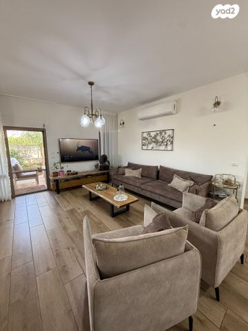 בית פרטי/ קוטג', ענבר 40, רובע 10 חן, קצרין