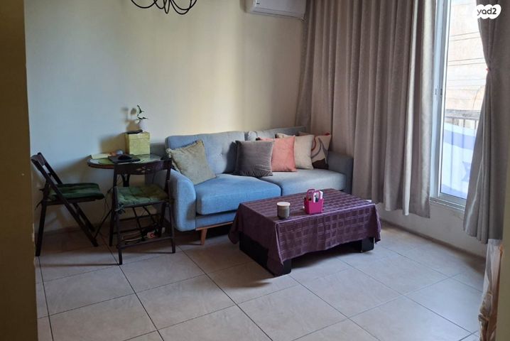 לאה גולדברג 2