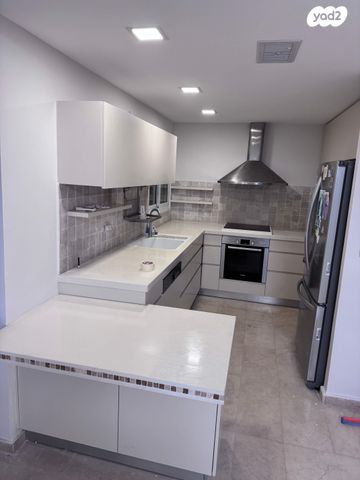 דירה, משה דיין 66, בן גוריון, חולון