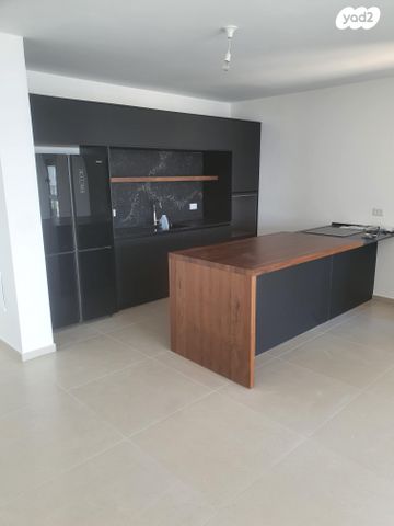 דירה, דרך אריק שרון 15, מעונות גאולה, חיפה