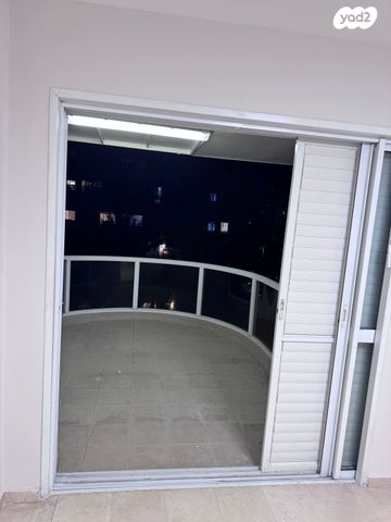 דירה, משה דיין 66, בן גוריון, חולון