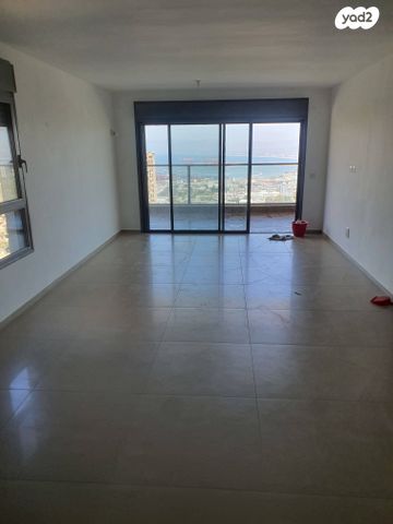 דירה, דרך אריק שרון 15, מעונות גאולה, חיפה