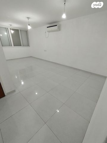 דירה, תשי"ג 4, פנחס ספיר, מגדל העמק