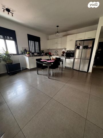 בתיה מקוב 24