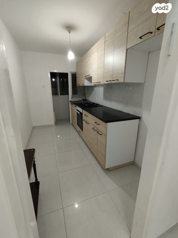 דירה, תשי"ג 4, פנחס ספיר, מגדל העמק