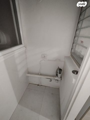 דירה, תשי"ג 4, פנחס ספיר, מגדל העמק