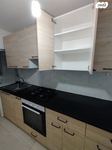 דירה, תשי"ג 4, פנחס ספיר, מגדל העמק