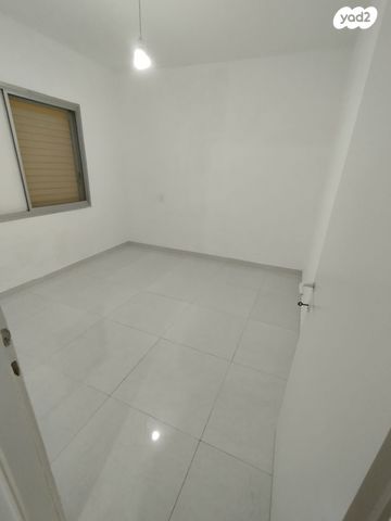 דירה, תשי"ג 4, פנחס ספיר, מגדל העמק