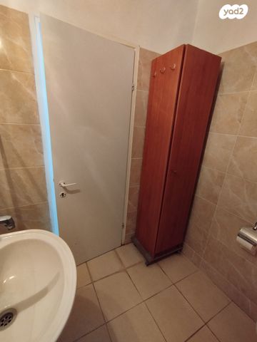 דירה, תשי"ג 4, פנחס ספיר, מגדל העמק