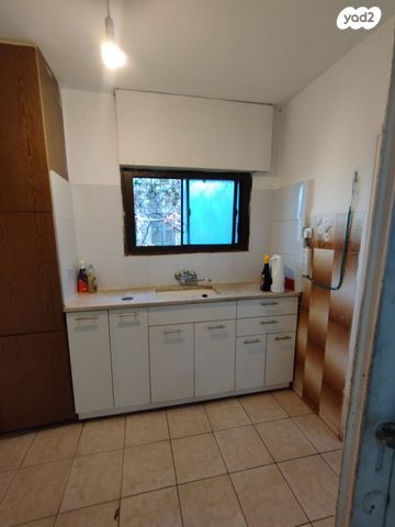 דירה, נפתלי אימבר 9, העיר התחתית, ואדי סאליב, חיפה