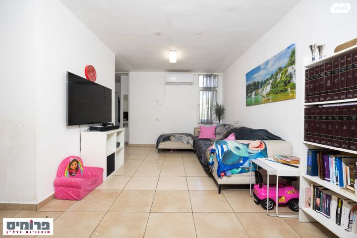 דירה, ישראל זנגוויל, קרית היובל, ירושלים