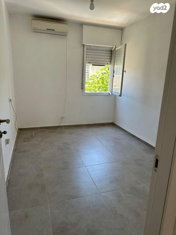 דירה, החסידה, חדרה