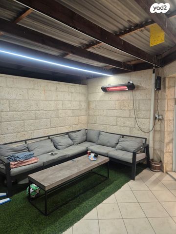 דופלקס, אדם - גבע בנימין