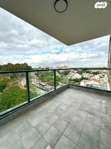 דירה, שדרות בגין, שיכון א, כפר יונה