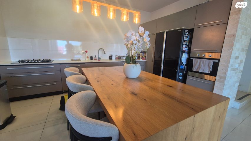 דו משפחתי, אורנית, אורנית