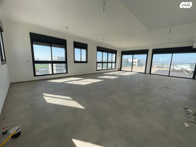 גג/ פנטהאוז, נופי בן שמן, לוד