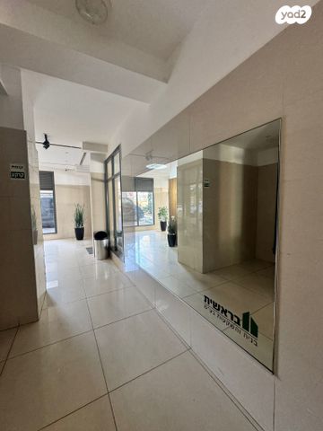 דירה, מרים מזרחי, שעריים, רחובות