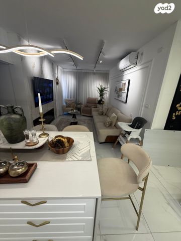 דירה, מרדכי אנילביץ', מרכז העיר, עכו