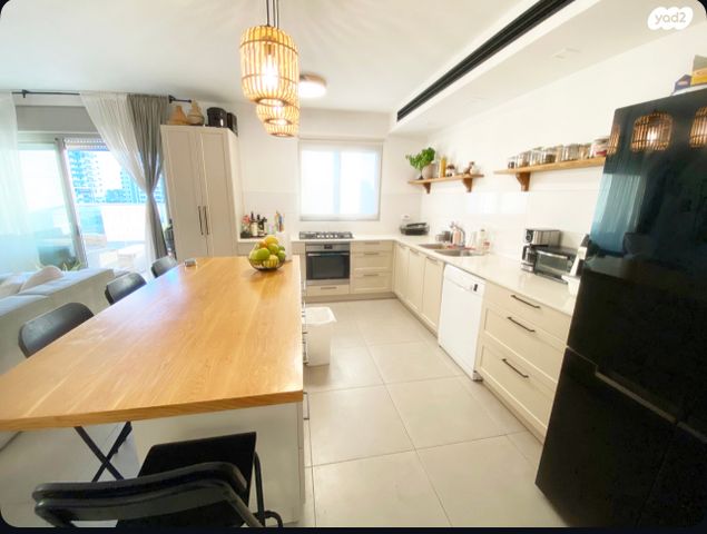 דירה, היוצרים, עיר היין, אשקלון