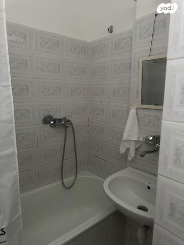 דירה, החסידה, חדרה