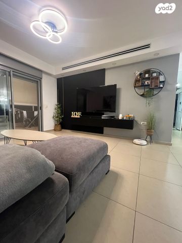 דירה, אהוד מנור, נאות אפק, אפקה, קרית ביאליק