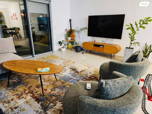 לאה גולדברג 4