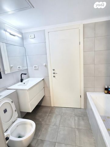 דירה, דרך המלך, גנים א', גני תקווה