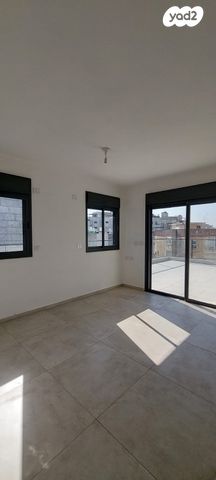 גג/ פנטהאוז, מניה שוחט, רמז, מערב ותיק, ראשון לציון