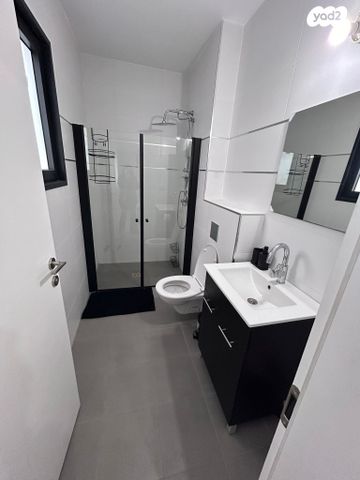 דירה, הצנחנים, אריק שרון, נהריה