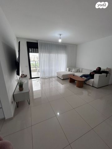 דירה, הצנחנים, אריק שרון, נהריה