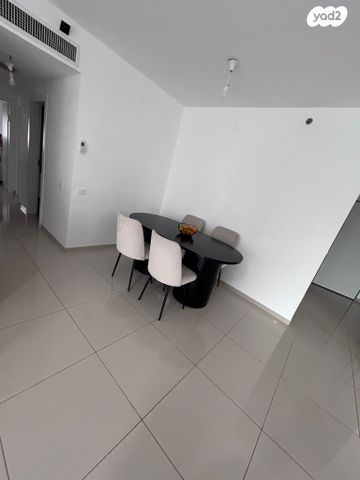 דירה, הצנחנים, אריק שרון, נהריה