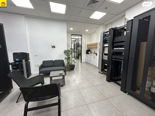 מחסנים, קרית שדה התעופה / איירפורט סיטי