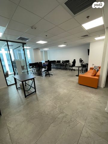 מונטיפיורי, הרכבת