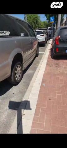 מודעת רכב קרייזלר גראנד וויאג'ר