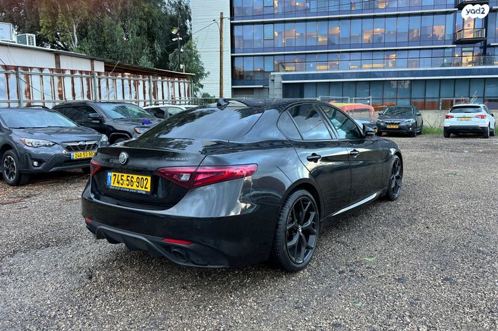 אלפא רומיאו ג'וליה