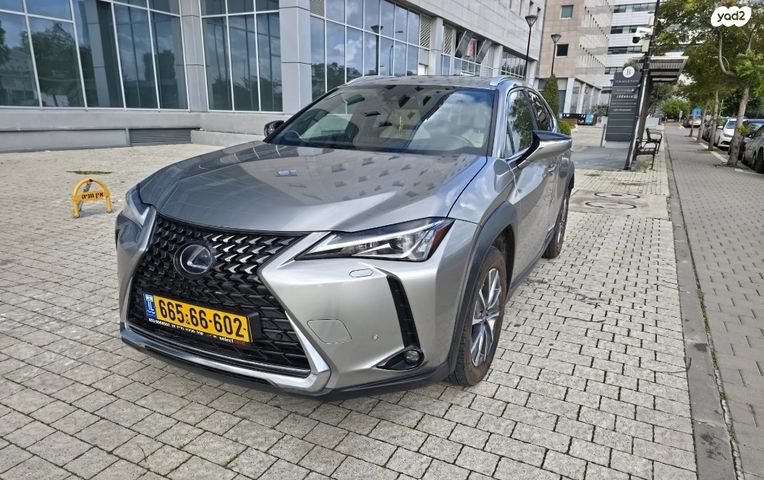 מודעת רכב לקסוס UX