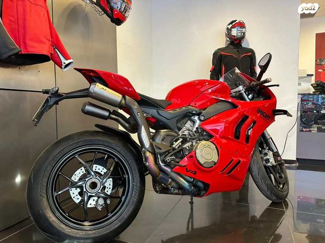 דוקאטי פניגאלה V4