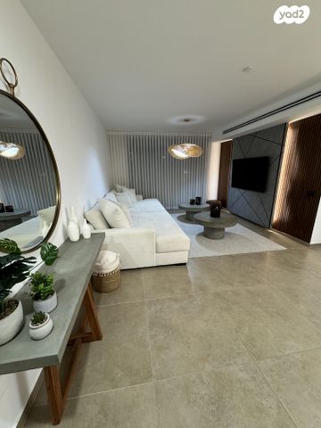 הרב עובדיה יוסף 80