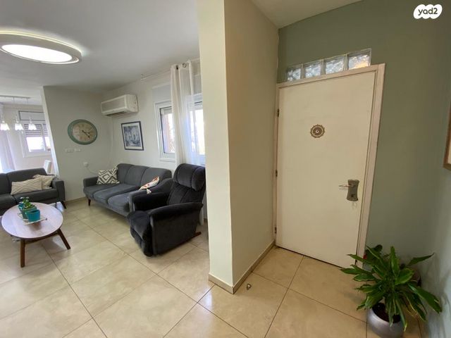 דירת גן, הרקפת 11, עלי