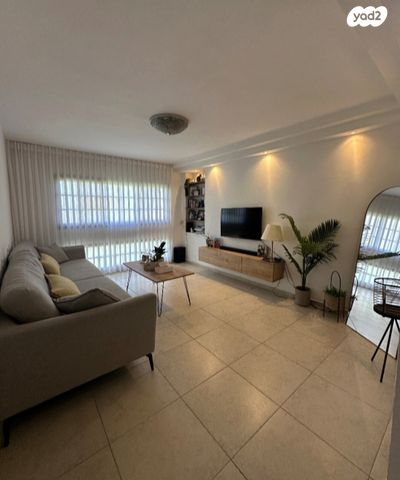 דירה, רחבת הרב עוזיאל 17, שכונה י"א, באר שבע