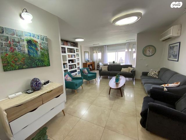 דירת גן, הרקפת 11, עלי