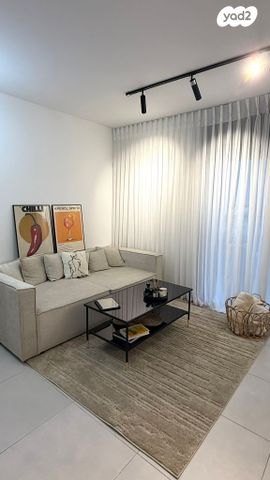 שולמית אלוני 9