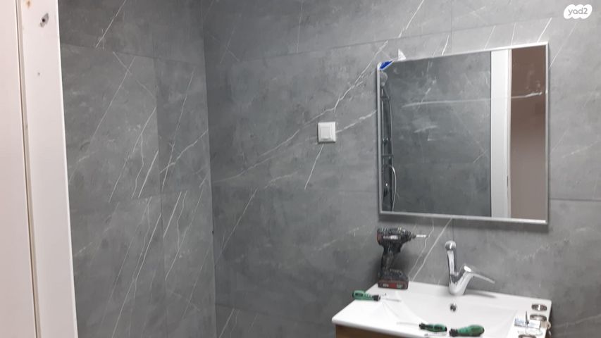 דירת גן, גבעת המייסדים 1, אזור תעשייה מישור אדומים, מעלה אדומים