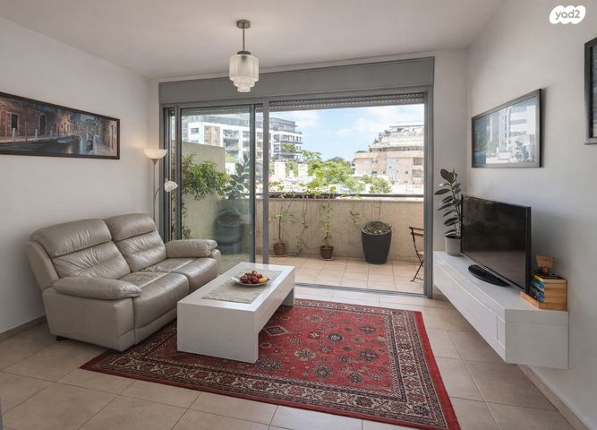 דירה, רות 22, חרוזים, רמת גן