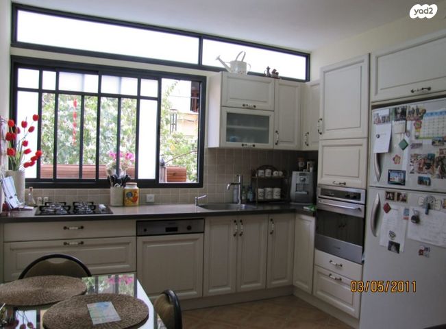 דבורה בארון 8