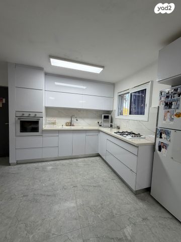 דירת גן, העבודה 11, ג'סי כהן, חולון