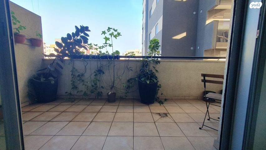 דירה, רות 22, חרוזים, רמת גן