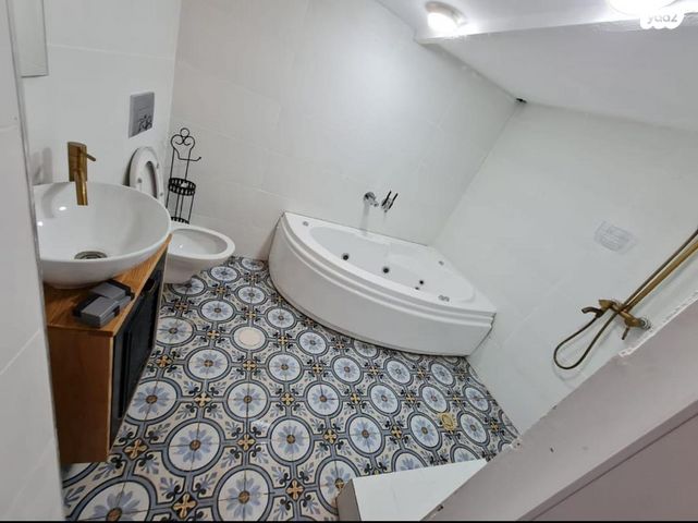 דו משפחתי, אחווה 9, לב העיר, טבריה