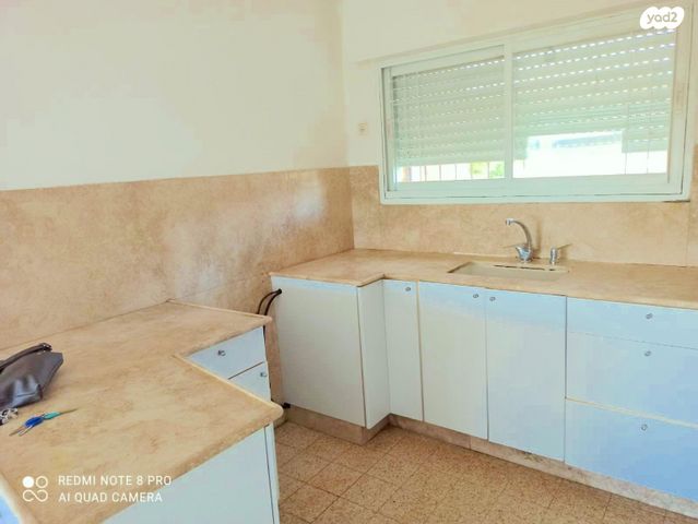 השישה עשר 29