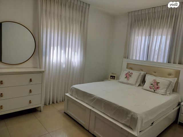 דירה, יחזקאל הנביא 5, שעריים, רחובות